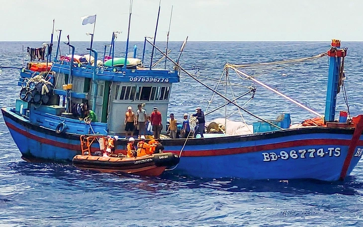 Cấp cứu kịp thời ngư dân bị đột quỵ trên vùng biển Hoàng Sa