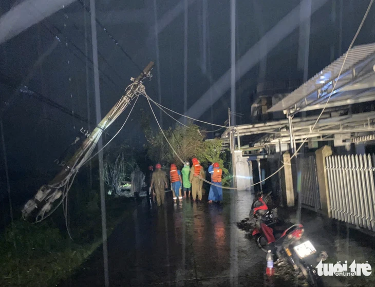 Điện lực miền Trung nói sẽ cấp lại điện cho dân vùng bão trong 3 ngày