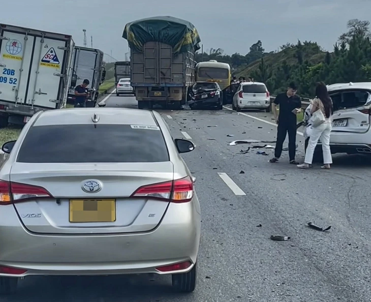 Xe tải tông liên hoàn 5 ô tô trên cao tốc, tài xế bỏ đi khỏi hiện trường