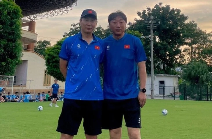 HLV Kim Sang Sik tái cơ cấu Ban huấn luyện đội tuyển