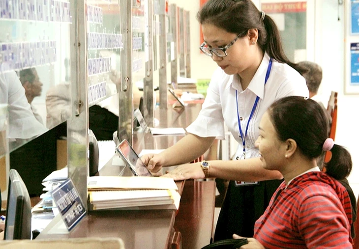 Thay 'điểm danh' nhận lương bằng làm tốt nhận thưởng trong đánh giá cán bộ, công chức