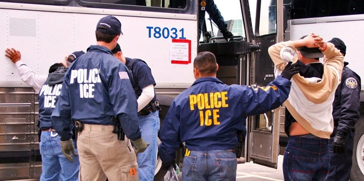 ICE có 'ủy quyền' cho các 'thợ săn tiền thưởng' để bắt giữ người nhập cư trái phép?