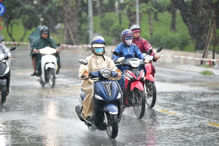 TP.HCM mưa to ào ào giờ đi làm, người dân đội mưa đến công sở
