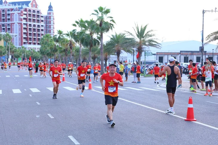 Hàng ngàn người chạy giải ‘Hành trình 80 năm - Vì an ninh tổ quốc’
