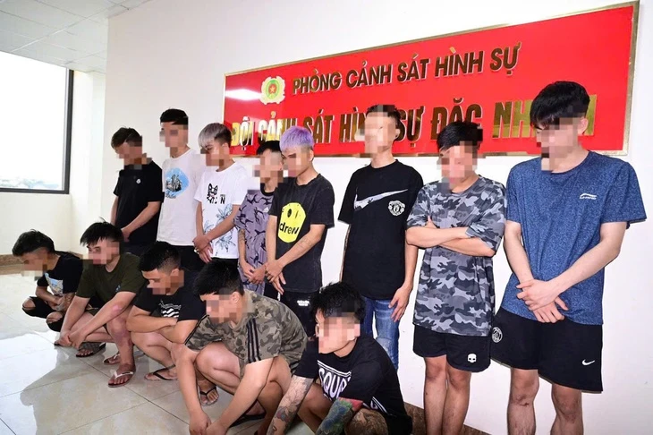 Mang hung khí diễu phố, 9 thanh niên bị tạm giữ