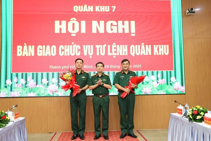 Trung tướng Nguyễn Trường Thắng bàn giao chức vụ Tư lệnh Quân khu 7 cho Thiếu tướng Lê Xuân Thế