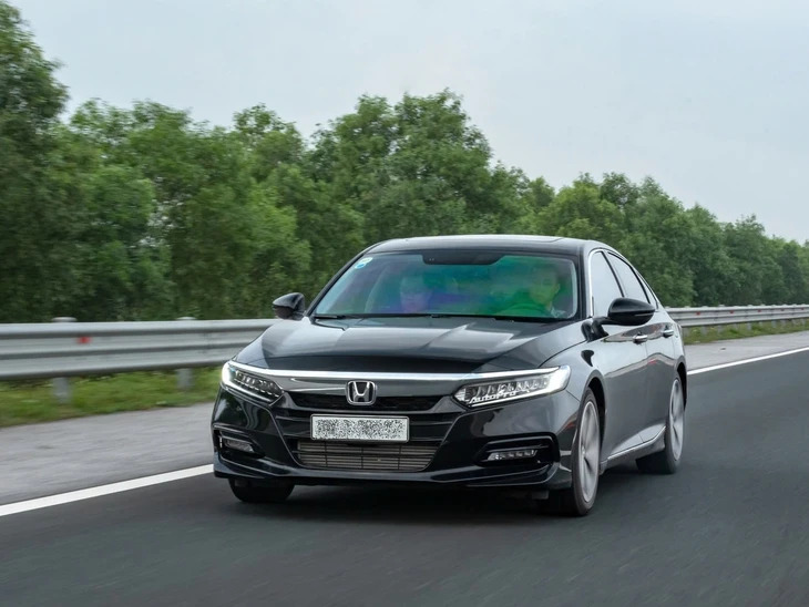 Tin tức giá xe: Honda Accord giảm tới 280 triệu, giá thực tế nay đã rẻ hơn Toyota Camry