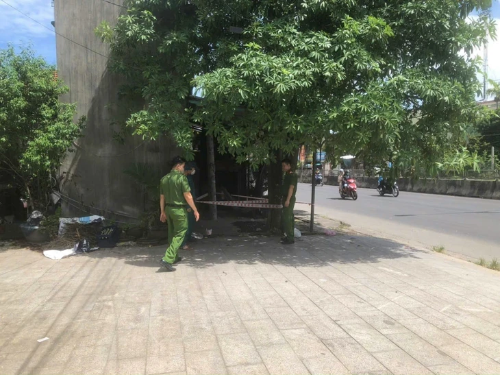 Đang làm vườn, phát hiện 2 quả đạn cối còn nguyên ngòi nổ