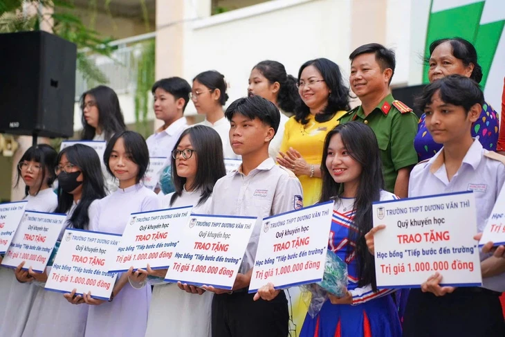 TP.HCM: Nhiều trường không nhận hoa chúc mừng lễ khai giảng, xin chuyển thành học bổng
