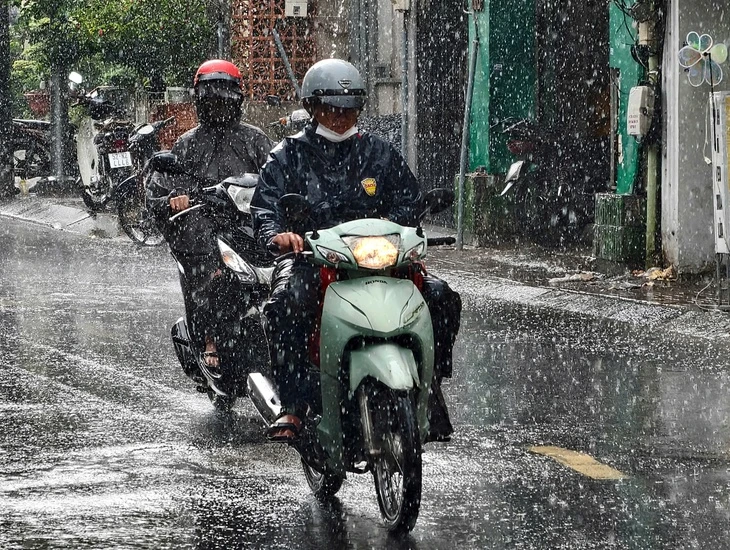 Thời tiết hôm nay 8-7: Bắc Bộ ngày nắng nóng, Nam Bộ mưa rào chiều tối