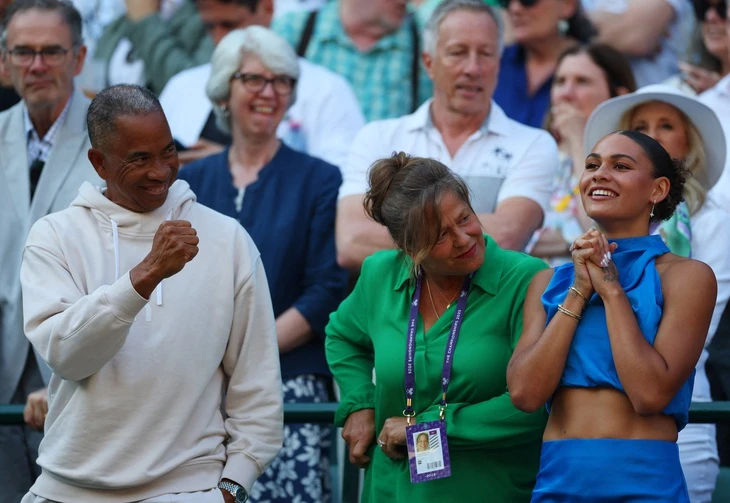 Ngôi sao bóng đá xinh đẹp gây sốt khi cổ vũ bạn trai tại Wimbledon 2025