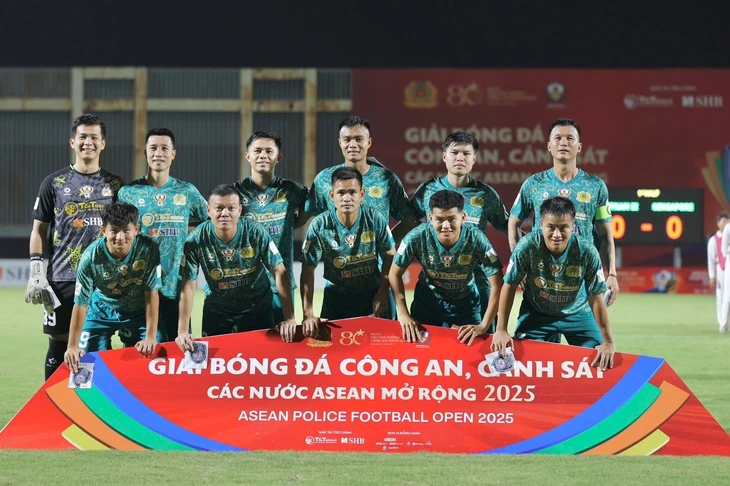 Dàn cầu thủ chuyên nghiệp giúp CAND Việt Nam II thắng đậm Cảnh sát Singapore