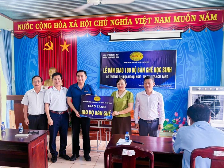 HUFLIT tiếp thêm động lực đến trường cho học sinh vùng sâu
