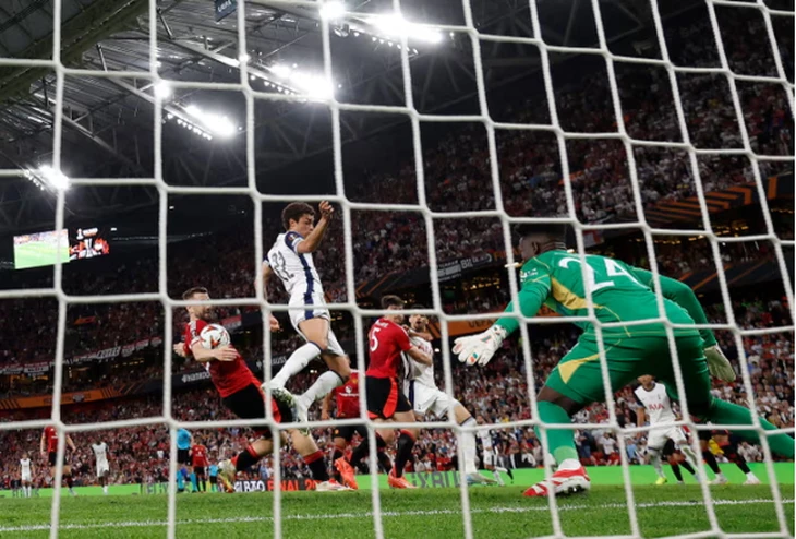 Thủ môn Onana bị chỉ trích 'dở nhất lịch sử' sau khi Man United bại trận ở Europa League