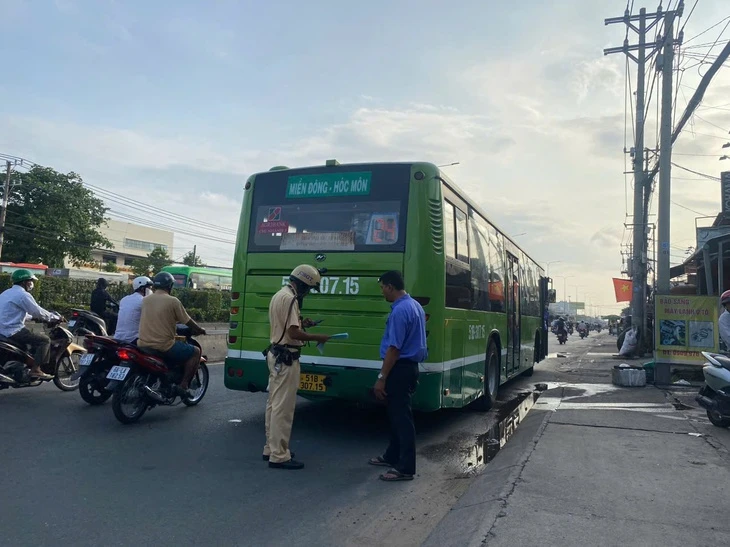 Tài xế xe buýt vi phạm nồng độ cồn bị cảnh sát giao thông lập biên bản