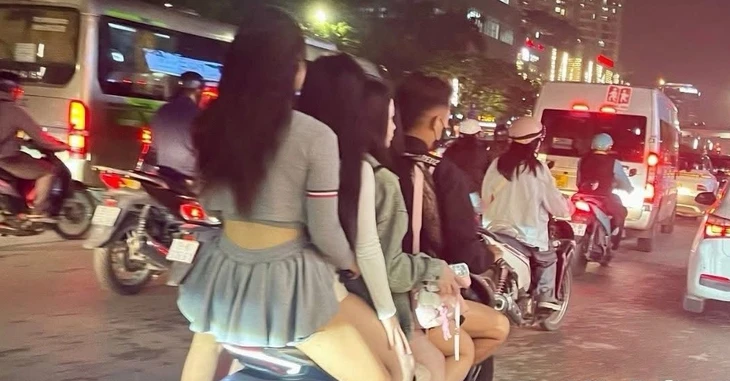 Phạt tài xế xe ôm 'kẹp' 4 cô gái trên đường Trần Duy Hưng