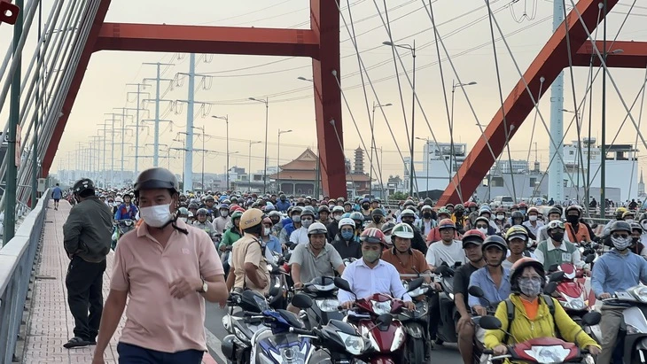 Cứu người nhảy cầu Bình Lợi, lại phát hiện thi thể trong tư thế treo cổ dưới dạ cầu