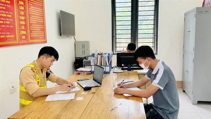 Tài xế xe bán tải chở hai trẻ nhỏ trên thùng xe bị xử phạt, trừ 6 điểm bằng lái