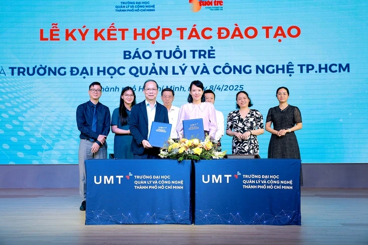 Sinh viên Trường đại học Quản lý và Công nghệ TP.HCM học tại báo Tuổi Trẻ