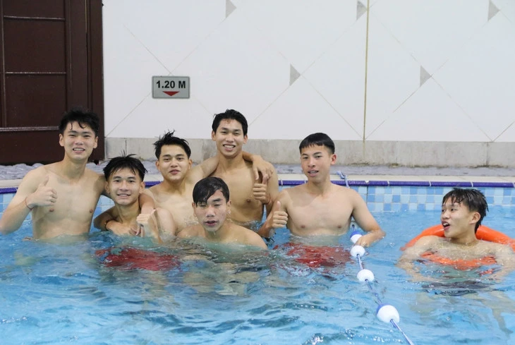 U17 Việt Nam xả hơi ở hồ bơi, tính kỹ phương án đấu U17 UAE