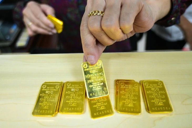 Giá vàng giằng co quanh ngưỡng 100 triệu đồng/lượng
