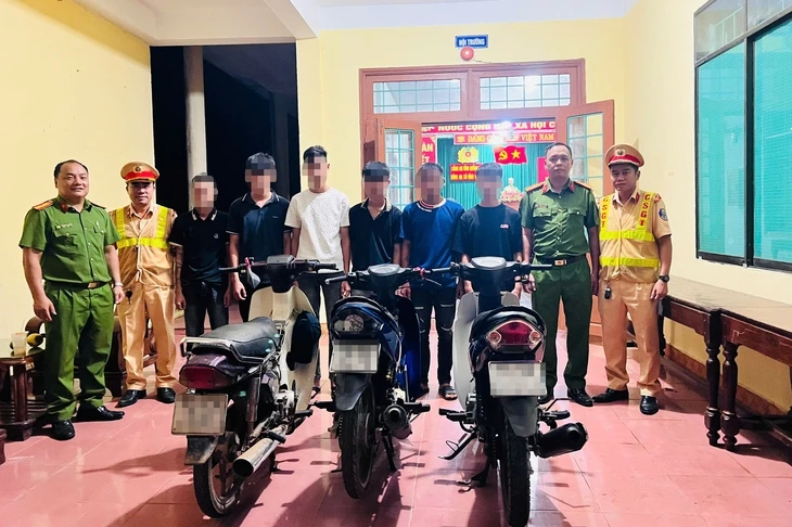 6 thanh niên đi xe lạng lách, dùng chân và mũ bảo hiểm 'chọi' nhau trên quốc lộ 1