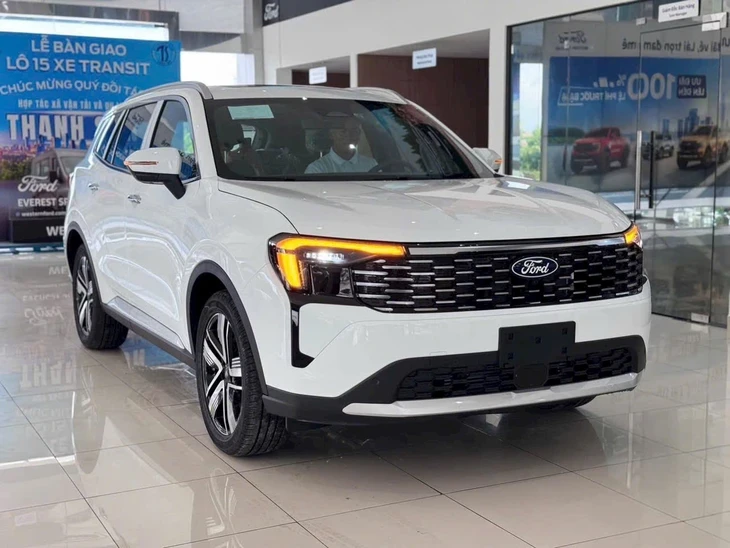 Tin tức giá xe: Ford Territory 2025 vừa ra mắt đã được đại lý giảm giá 20 triệu đồng