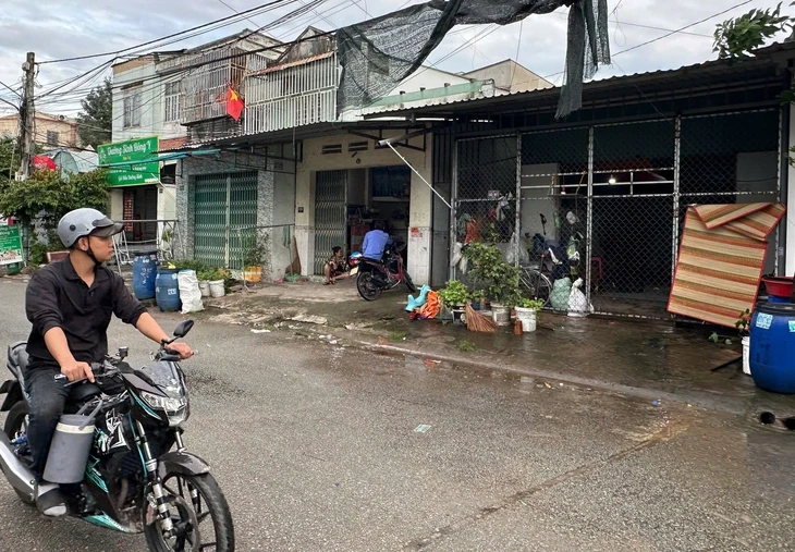 Nhân chứng kể lại giây phút phát hiện vợ chồng chết trước cửa nhà