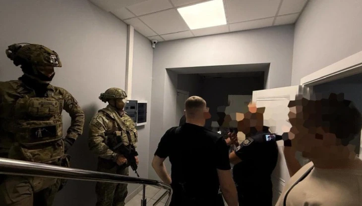 Ukraine khám xét và bắt loạt quan chức chống tham nhũng, nghi làm gián điệp cho Nga
