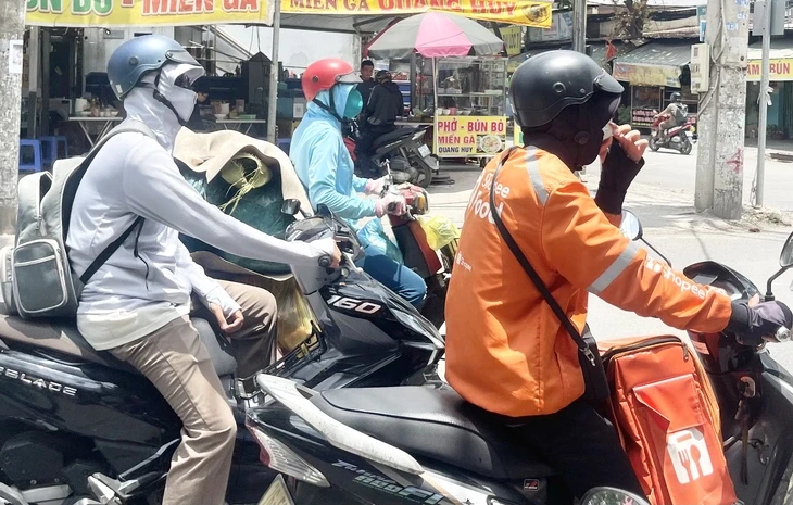 Ngày nóng hầm hập, chiều tối mưa lớn, giữ sức khỏe ra sao?