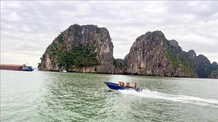 Tàu quân y và xuồng cơ động trực 24/24h trên vịnh Hạ Long