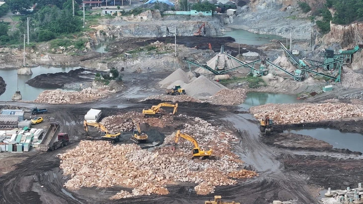 Phá đường dây khai thác đá trái phép tại dự án Shinhan ở phường Long Hương, TP.HCM