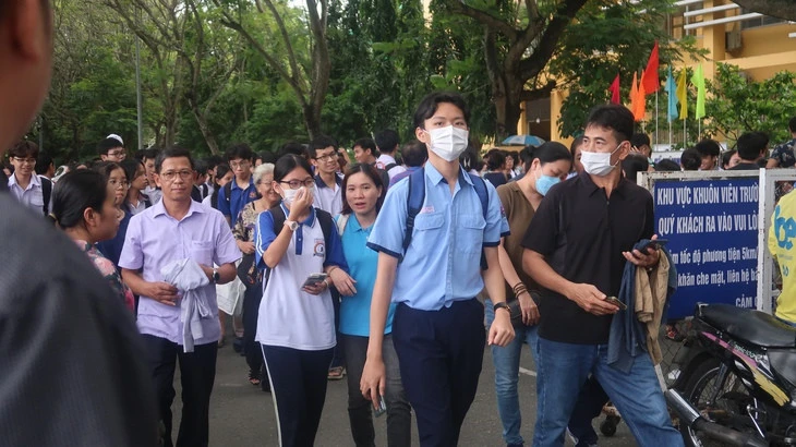 Thi vào lớp 10 Trường Phổ thông Năng Khiếu: Thí sinh nói đề văn, tiếng Anh sát đề minh họa