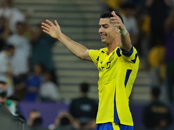 Chủ tịch FIFA tiết lộ Ronaldo có thể đối đầu Messi tại Club World Cup