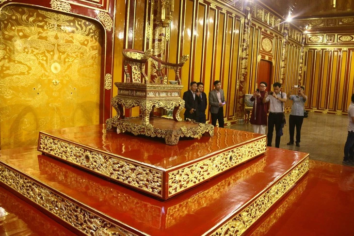 Không tin nổi: Bảo vật quốc gia - ngai vàng triều Nguyễn bị khách tham quan bẻ gãy