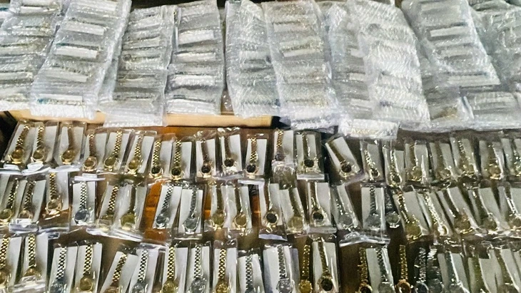 Bắt giữ 450 đồng hồ giả nhãn hiệu Rolex vận chuyển từ Trung Quốc