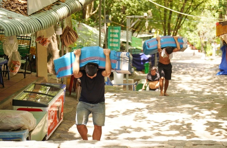 Những người phu khuân vác trên núi thiêng Bà Đen