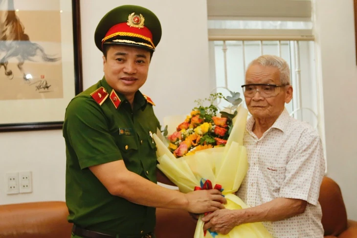Thiếu tướng Mai Hoàng, phó giám đốc Công an TP.HCM thăm, chúc thọ các cụ cao tuổi