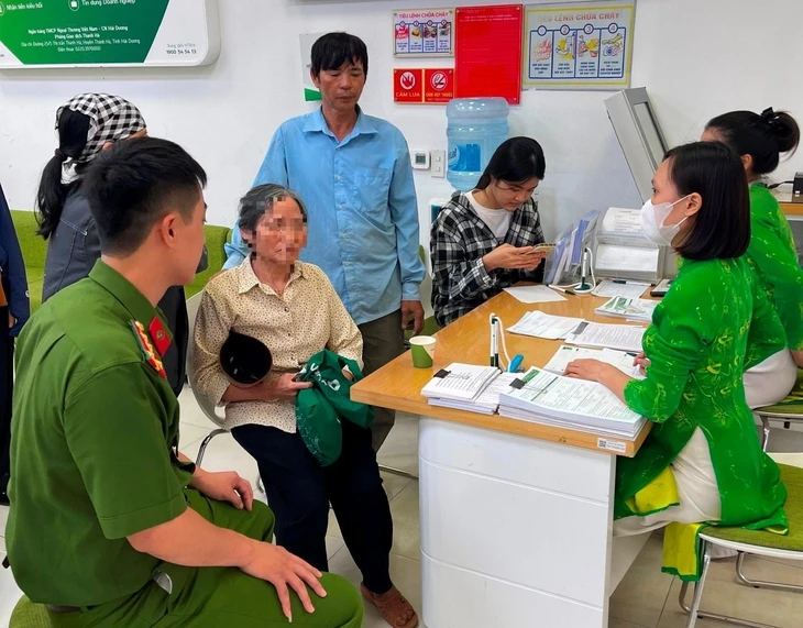 Thấy cụ bà hoang mang đến chuyển 150 triệu, nhân viên ngân hàng nhanh trí ngăn chặn lừa đảo
