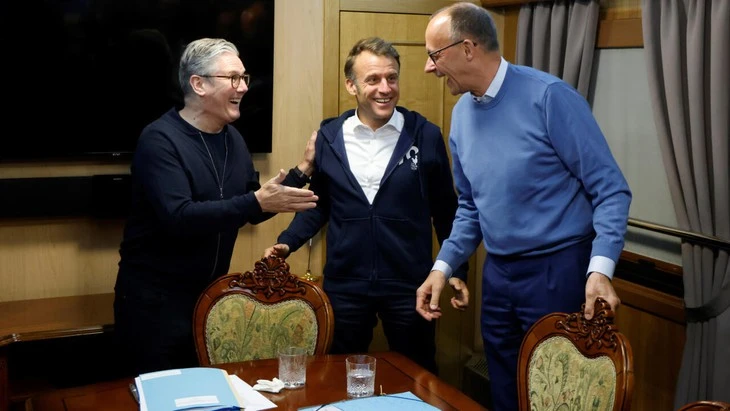 Làm rõ tin đồn Tổng thống Pháp Macron giấu cocaine trên tàu đi Kiev