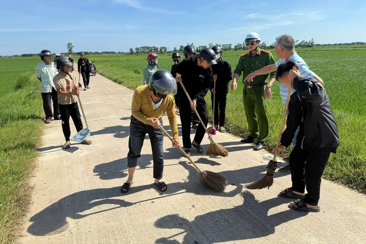'Báo thủ' gây rối, cha mẹ phải đi quét dọn rác của con