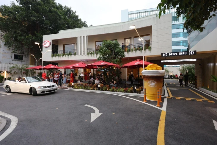 Cà phê theo nhịp sống mới: Highlands mở làn Drive - Thru cho mọi phương tiện