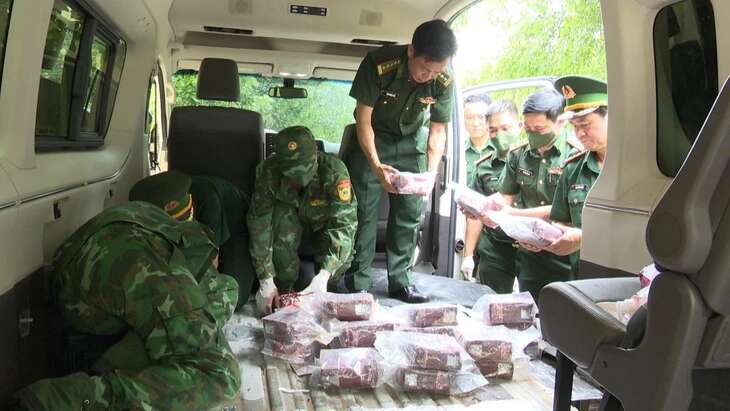 Lính biên phòng và cuộc chiến chặt vòi bạch tuộc ma túy: Hốc bí mật trên xe và những gói hàng đen