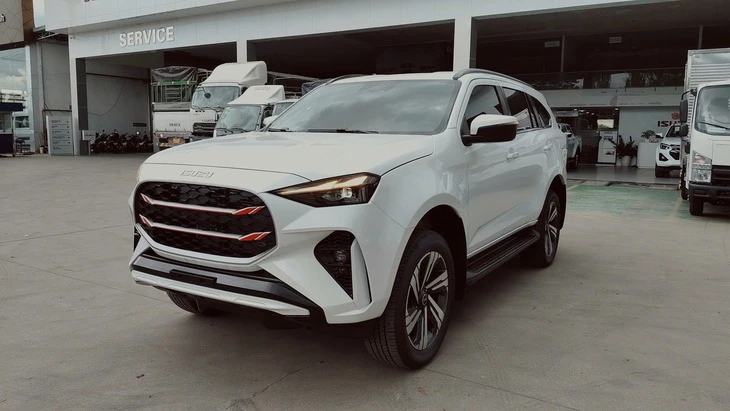 Tin tức giá xe: Isuzu mu-X 2025 mới ra mắt đã giảm giá, còn từ 914 triệu đồng