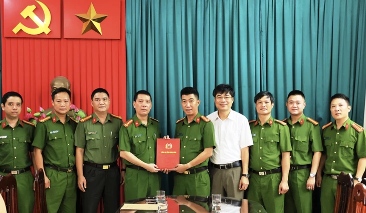 Khen thưởng công an vụ bắt người đàn ông 5 ngày gây ra 7 vụ cướp điện thoại của phụ nữ