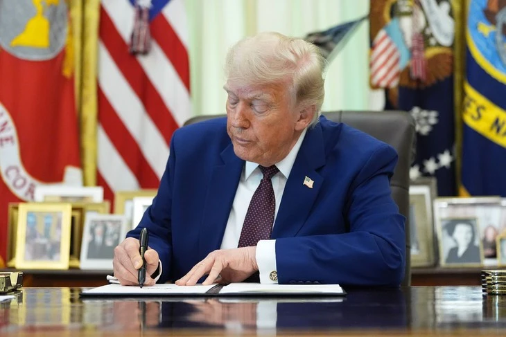 Ông Trump ký sắc lệnh giúp dễ dàng sa thải 8.000 công chức liên bang