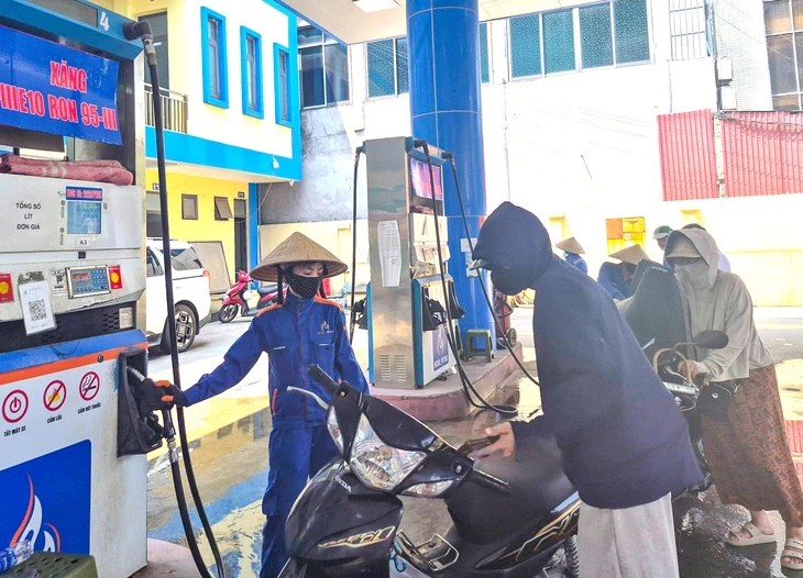 Giá xăng dầu giảm mạnh