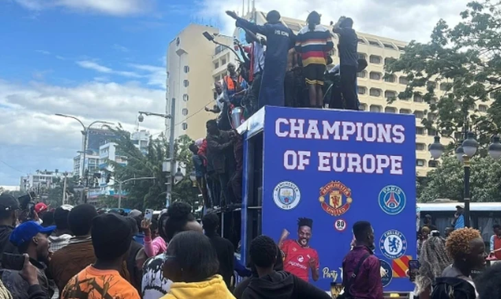 Nguyên nhân khiến CĐV Man United cầm đầu buổi diễu hành chế giễu Arsenal