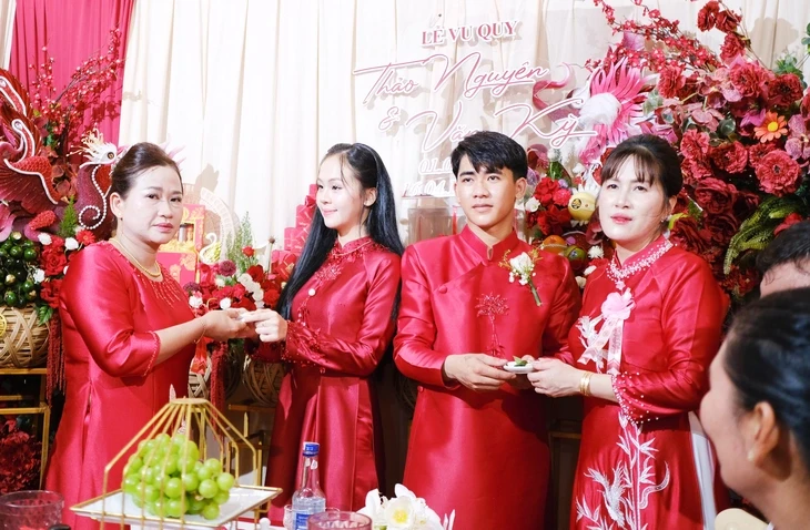 Hạnh phúc đôi trẻ mồ côi vì bão Chanchu