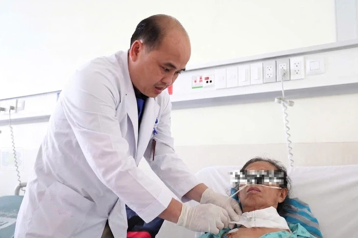 Khó thở, gần mất tiếng, cụ bà phát hiện hơn 20 hạch ung thư di căn